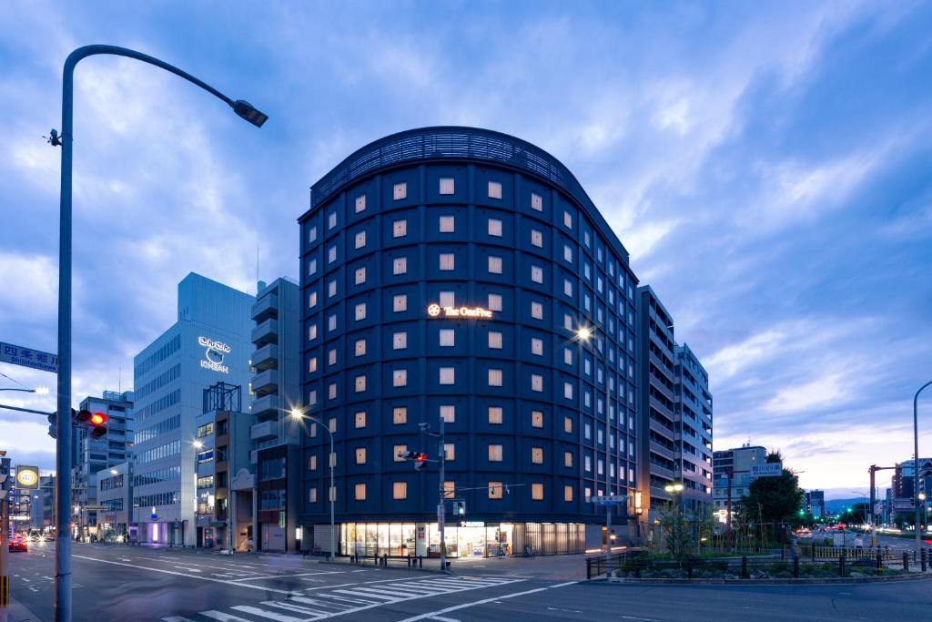 京都市にあるザ・ワンファイブ京都四条の都心の高い青い建物