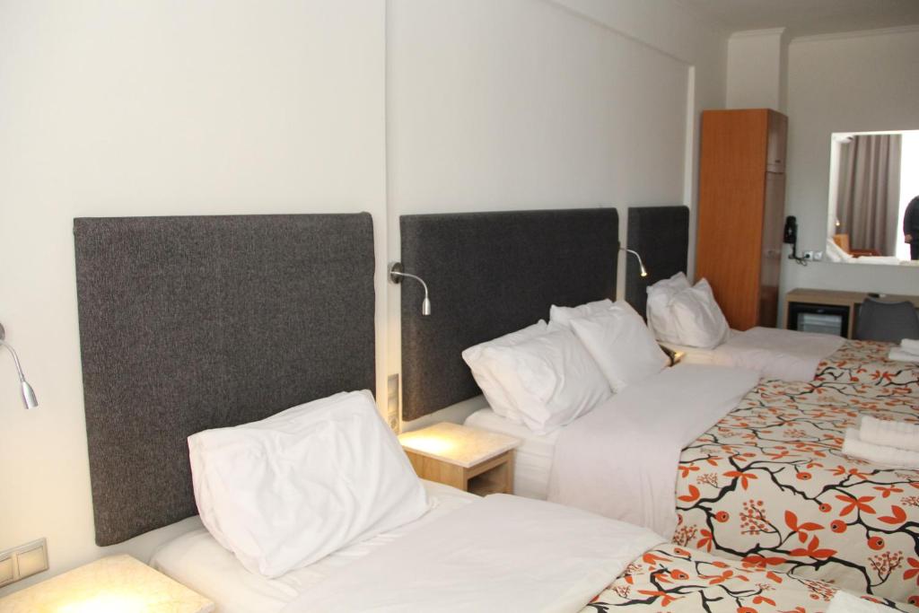 Postel nebo postele na pokoji v ubytování Alexiou Hotel