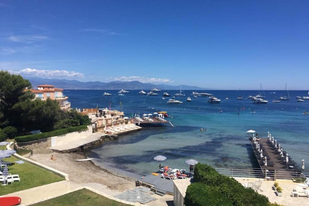 - une vue sur une plage avec des bateaux dans l'eau dans l'établissement Appartement Bagatelle Exceptional location with stunning sea views, à Juan-les-Pins