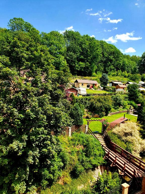 widok na park z ławkami i drzewami w obiekcie Penzion ORION w mieście Petrovice