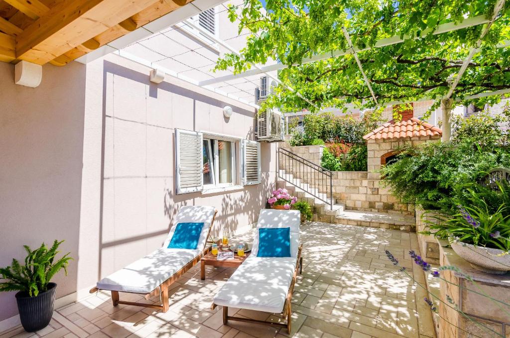 Vonkajšia záhrada v ubytovaní Adriatic Sunny Apartments