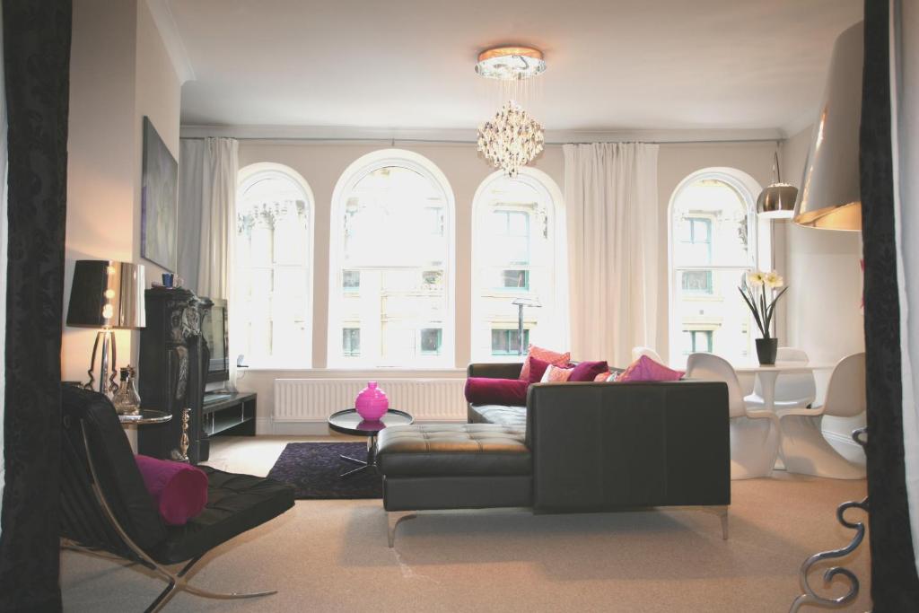 sala de estar con sofá y ventana grande en Tyne Bridge View, en Newcastle