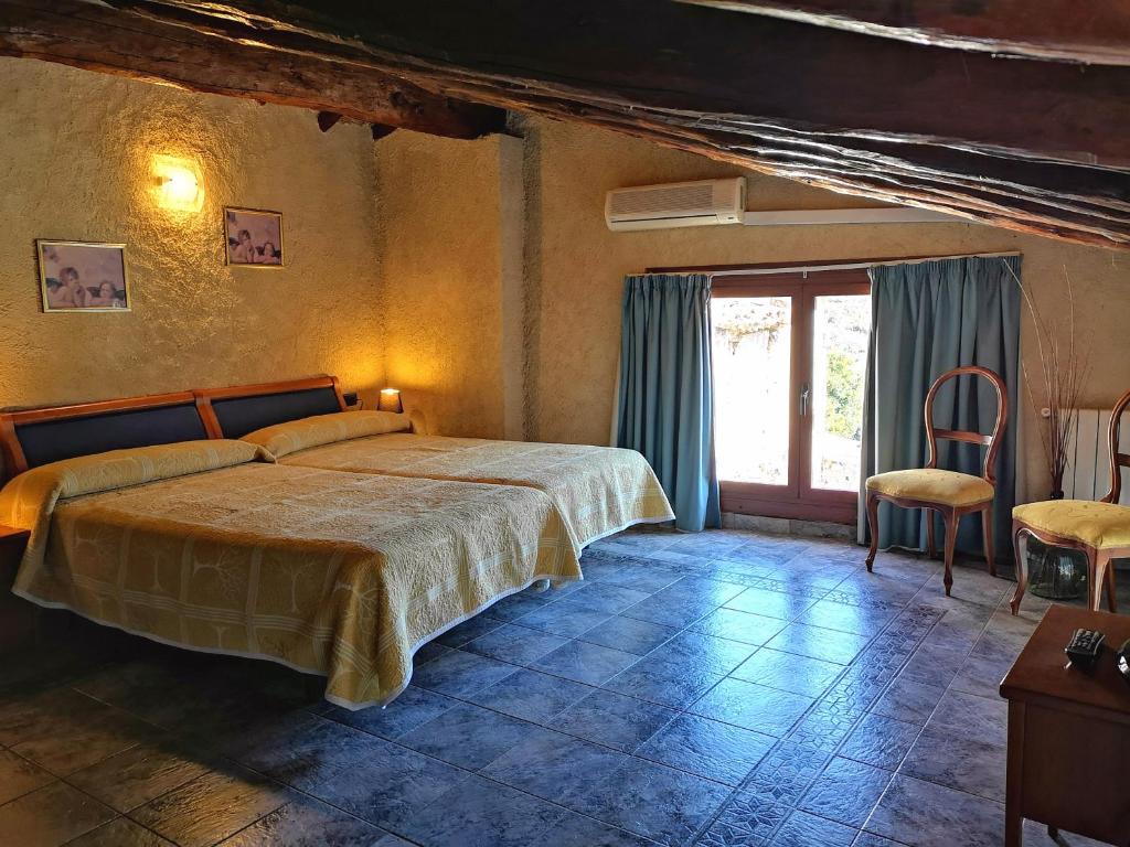 a bedroom with a large bed and a window at Alojamiento Rural Casa Honda in Ayna