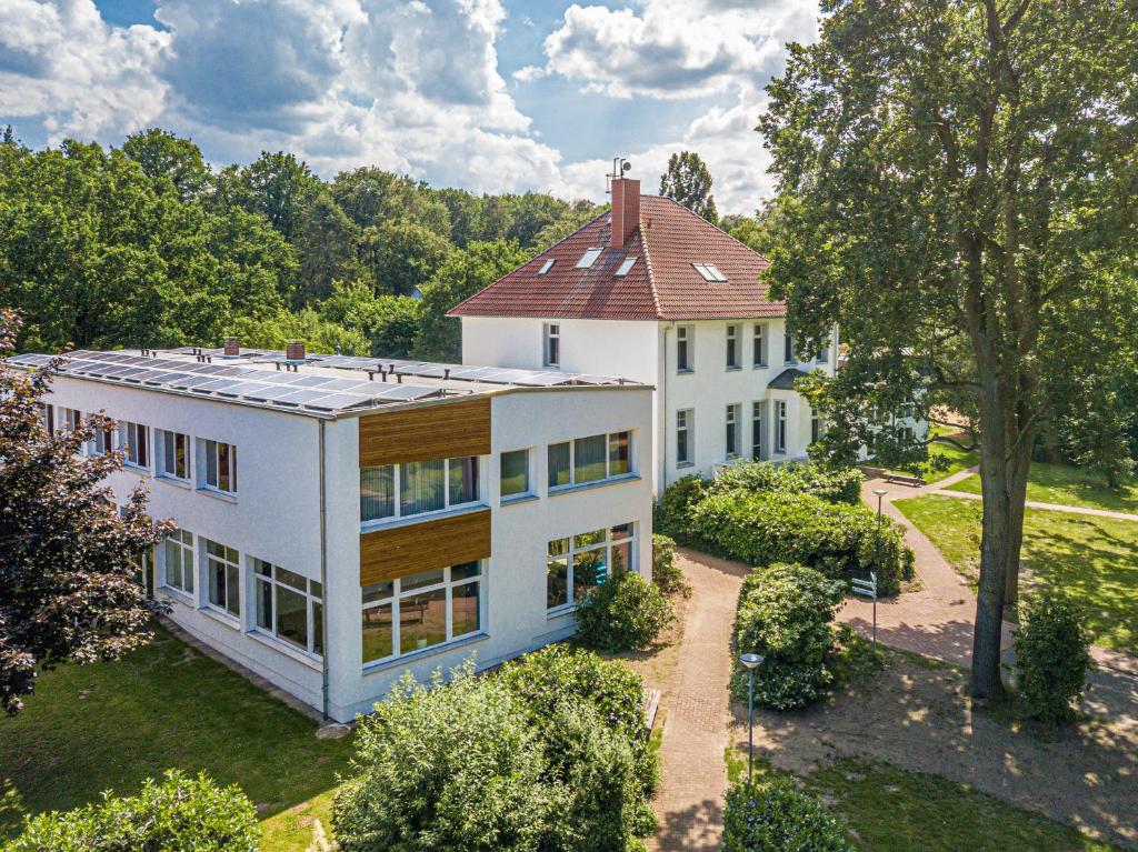 una vista aérea de una gran casa blanca en Denkhaus Loccum, en Rehburg-Loccum