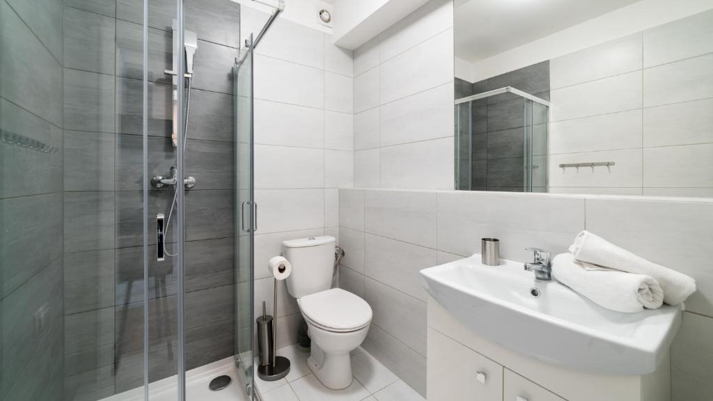 Kúpeľňa v ubytovaní Apartamenty EverySky - Wyspiańskiego 4