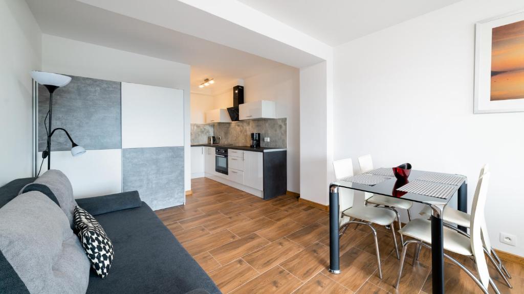 Kuchyňa alebo kuchynka v ubytovaní Apartamenty EverySky - Wyspiańskiego 4
