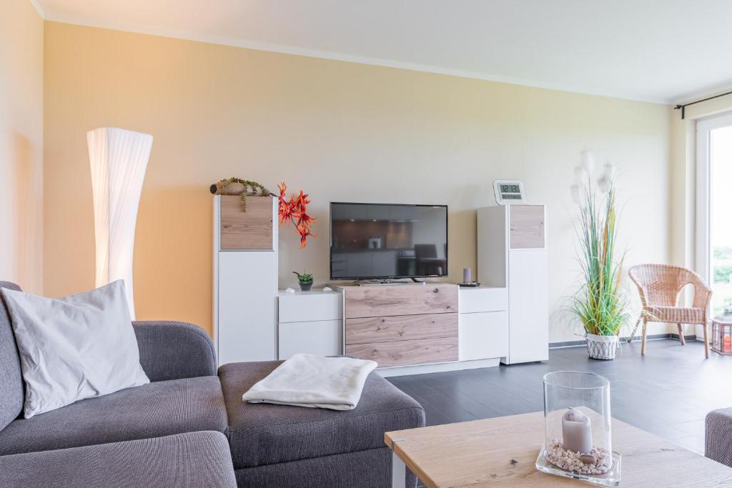 TV a/nebo společenská místnost v ubytování Haus Calmsailing