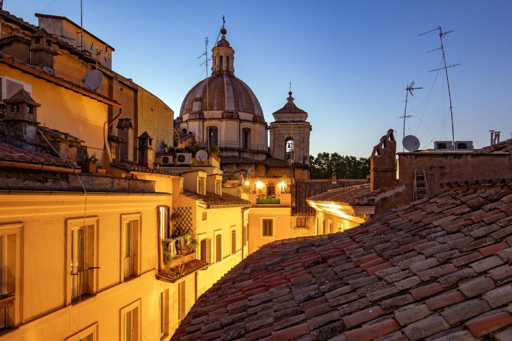 uitzicht op de daken van de gebouwen 's nachts bij The Right Place 4U Roma Navona Terrace Luxury Rooms in Rome