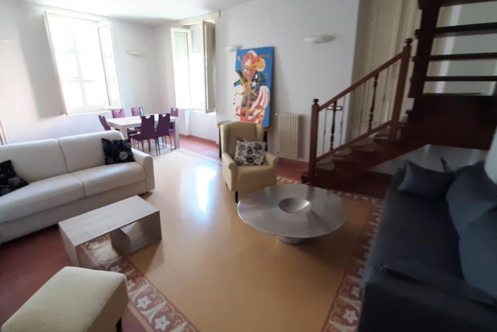 een woonkamer met een bank en een tafel bij Nella vecchia Pescara in Pescara