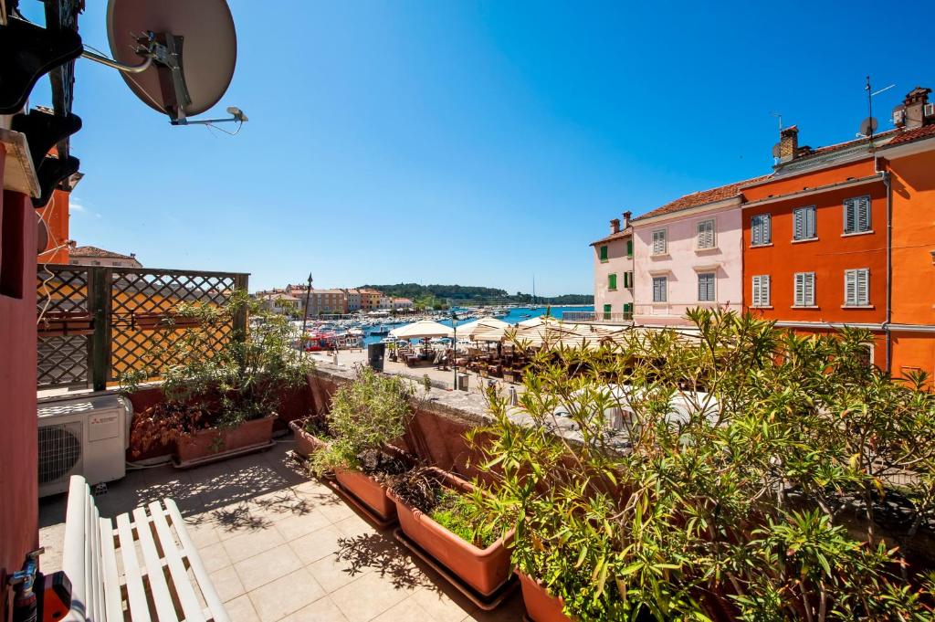 un balcón con bancos y plantas en un edificio en Carera Seaview Apartments, en Rovinj