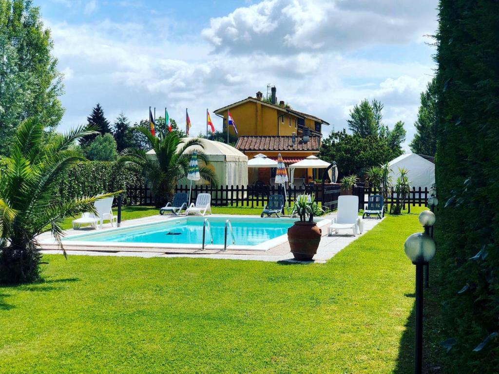 un complejo con piscina y casa en Agriturismo La Conte, en Lucca