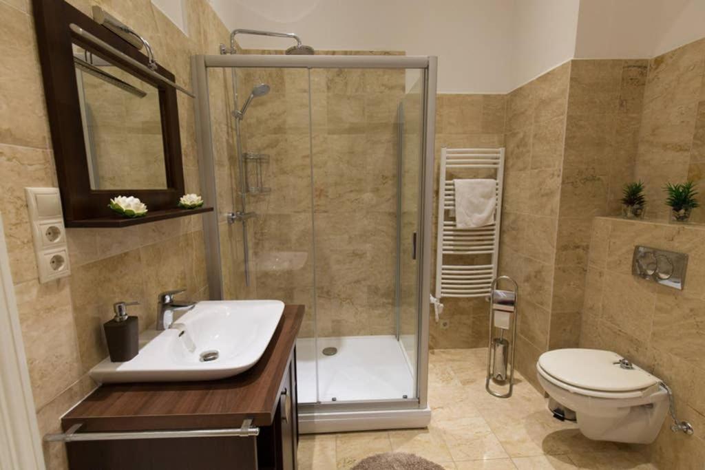 Kúpeľňa v ubytovaní Elegant apartment with Buda Castle view