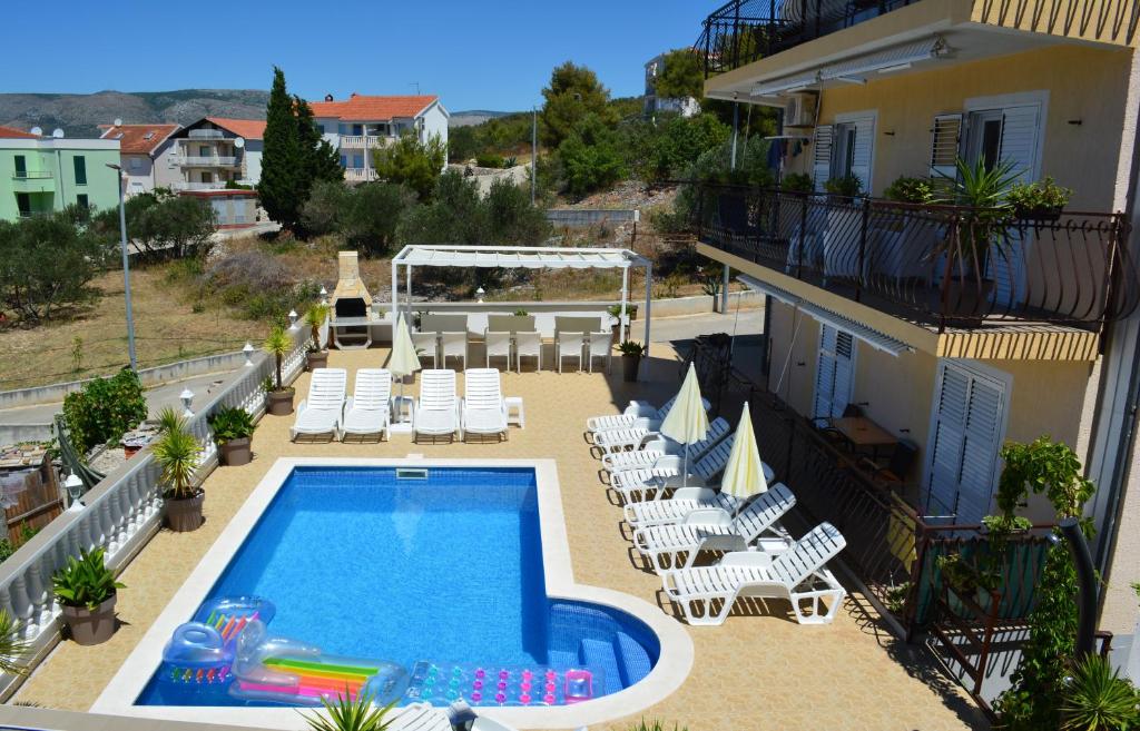 una piscina en el balcón de un edificio en Apartments Ćurić, en Trogir