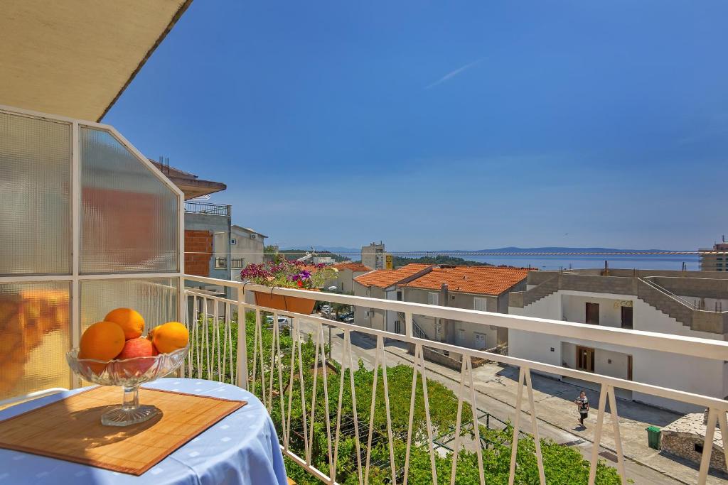 eine Schale mit Obst auf einem Tisch auf einem Balkon in der Unterkunft Apartments Jovic in Makarska