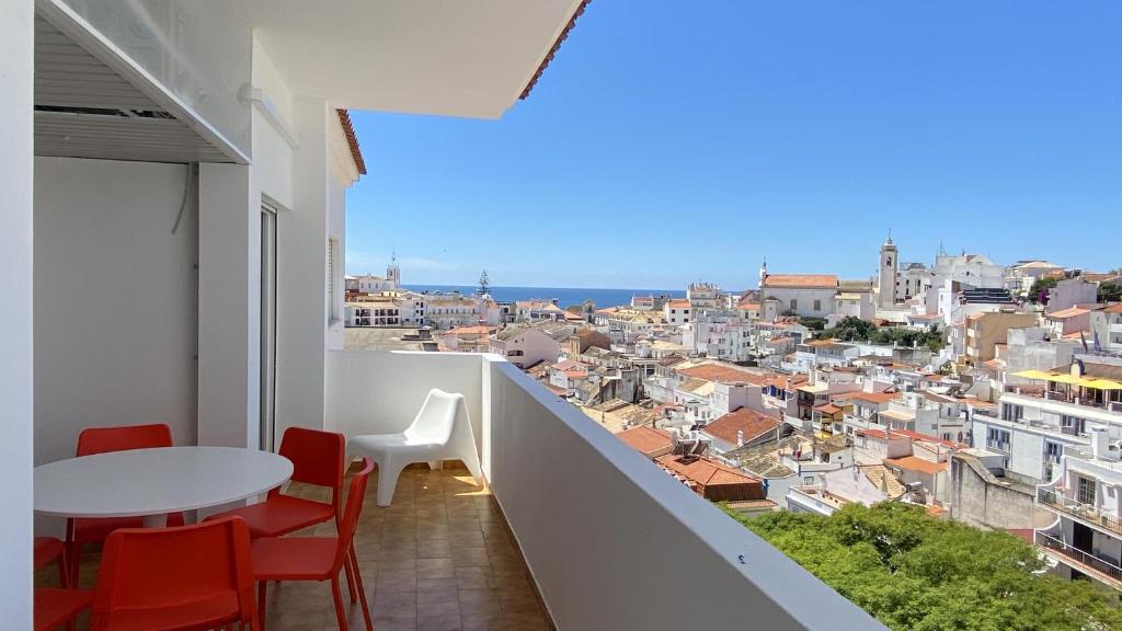 een balkon met een tafel en stoelen en uitzicht bij Rooftop by Check-in Portugal in Albufeira