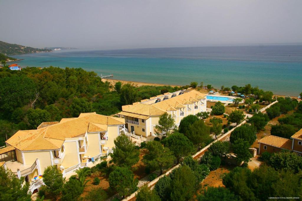 una vista aérea de un complejo cerca del agua en Stamiris Beach Hotel, en Vasilikos