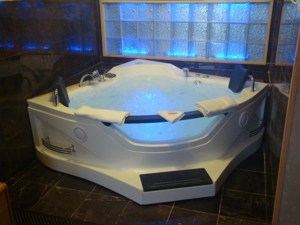 Grand Rapids Inn - King Room With Spa Bath