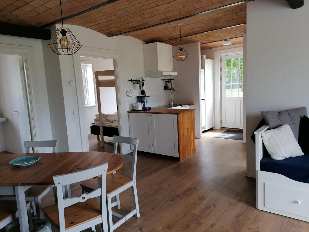Kuchyň nebo kuchyňský kout v ubytování Aagaarden