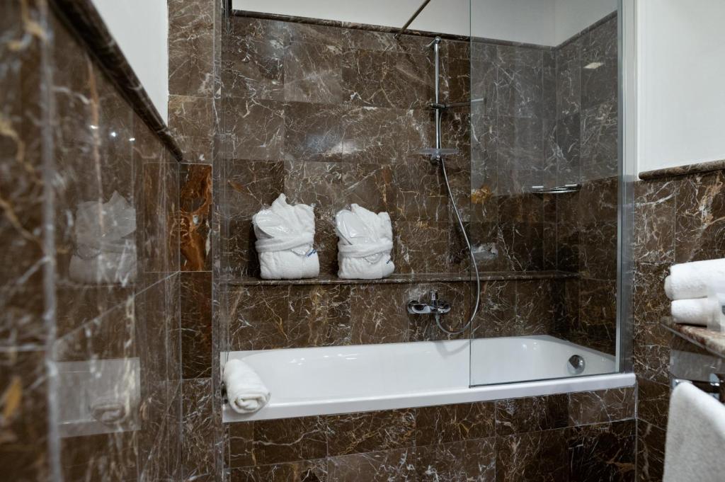 Ett badrum på Taormina Park Hotel