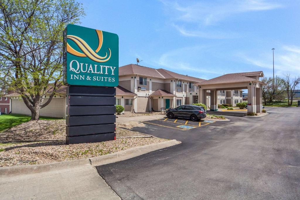 een bord op een parkeerplaats voor een hotel bij Quality Inn & Suites West Omaha - NE Linclon in Omaha