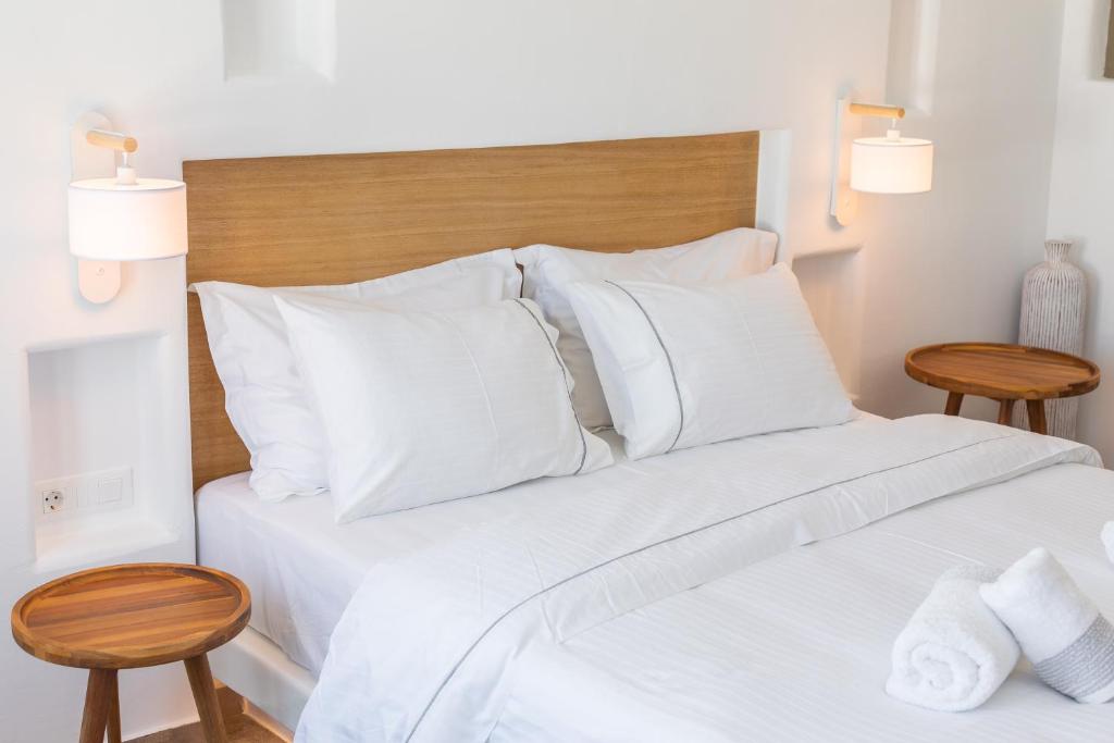 Postel nebo postele na pokoji v ubytování Eternity Suites Santorini