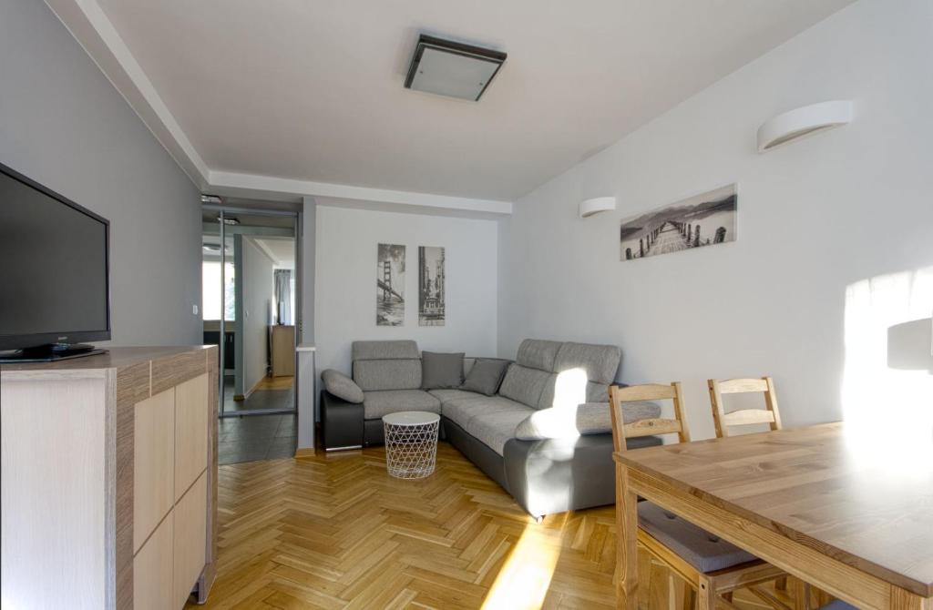 Televízia a/alebo spoločenská miestnosť v ubytovaní aleja 3 maja 7B by Homeprime