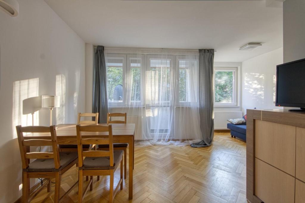 Televízia a/alebo spoločenská miestnosť v ubytovaní aleja 3 maja 7B by Homeprime
