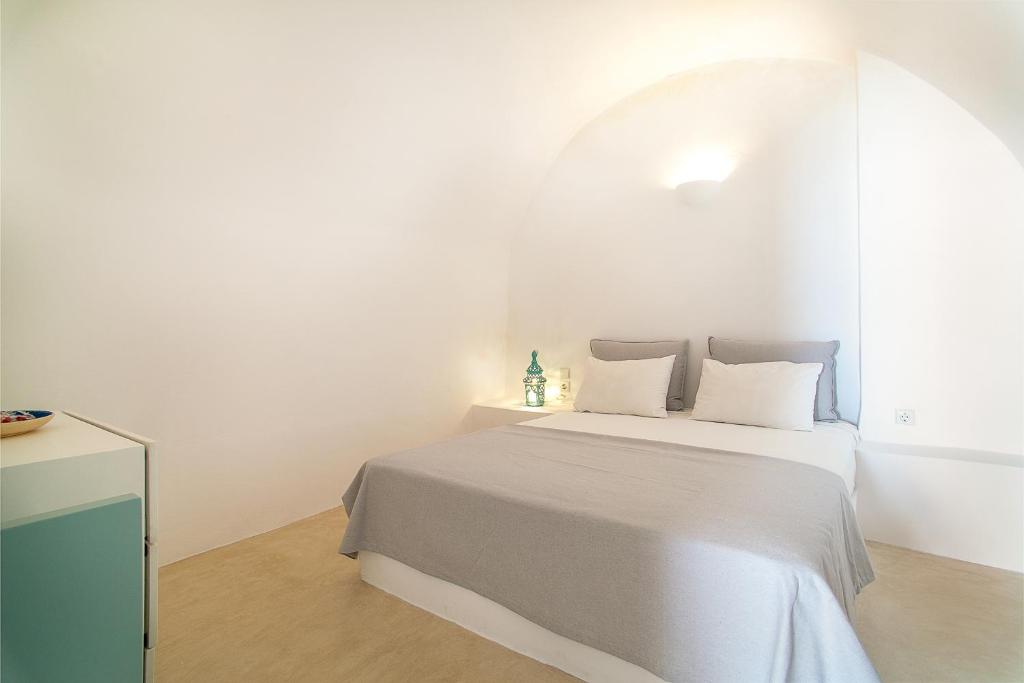 Postel nebo postele na pokoji v ubytování Radiant Santorini