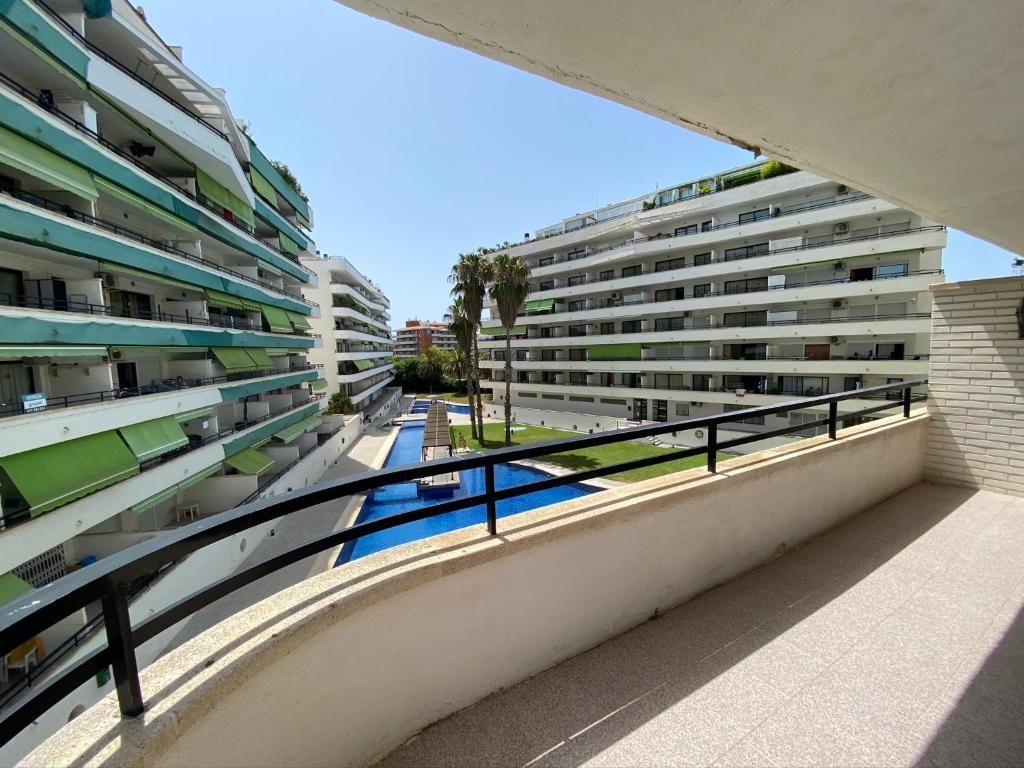 een uitzicht vanaf het balkon van een appartementencomplex bij LA DORADA in Salou