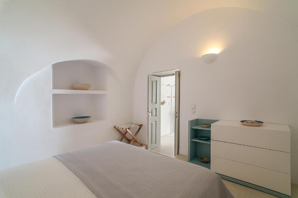 Postel nebo postele na pokoji v ubytování Radiant Santorini