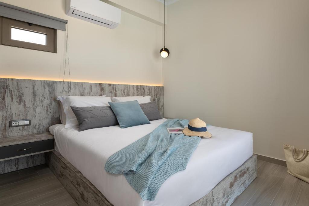 A bed or beds in a room at Armonia Suites