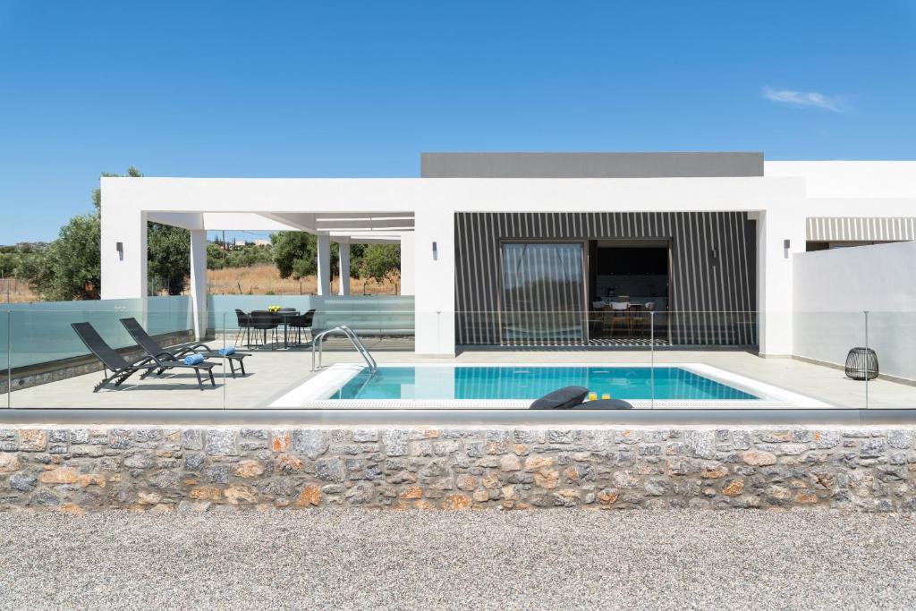 The swimming pool at or close to Armonia Suites