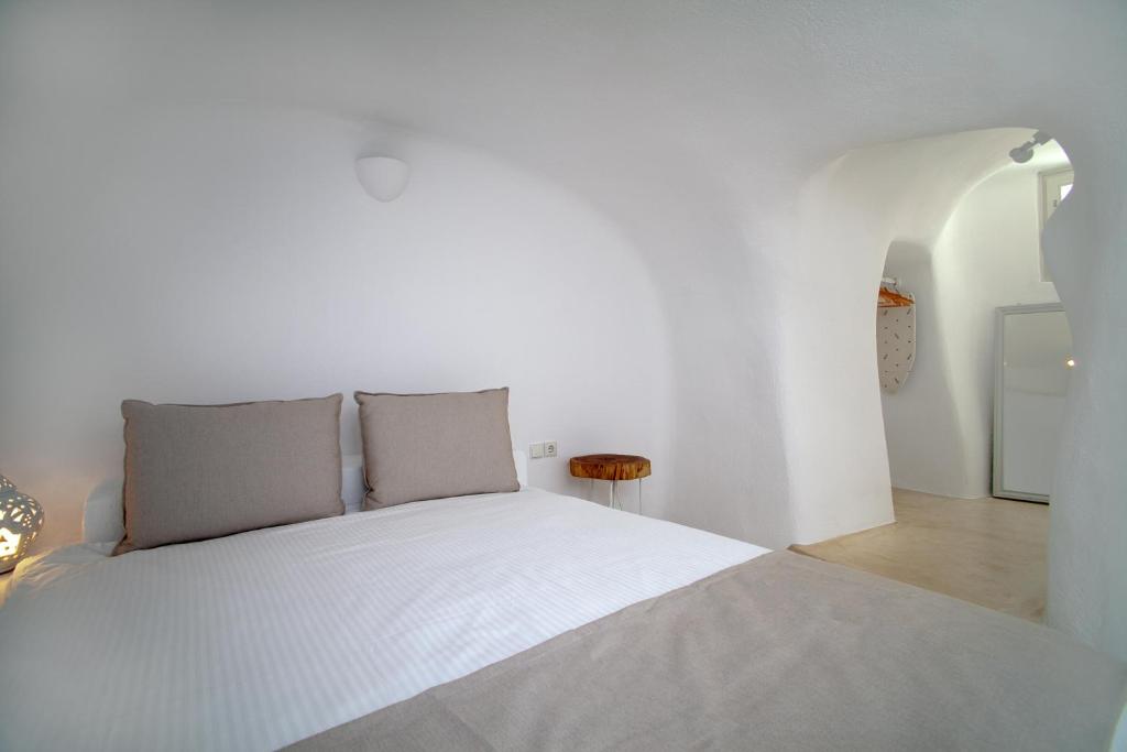Postel nebo postele na pokoji v ubytování Radiant Santorini