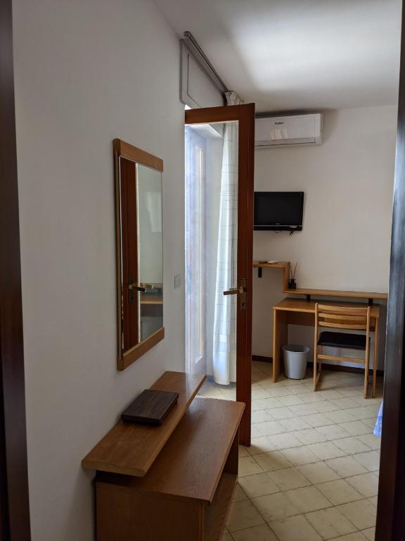TV a/nebo společenská místnost v ubytování Hotel Corallo
