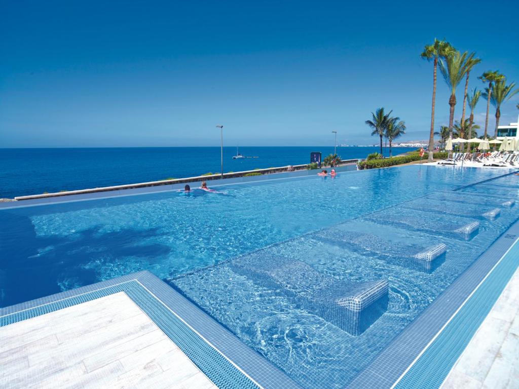 Bazén v ubytování Hotel Riu Palace Meloneras nebo v jeho okolí