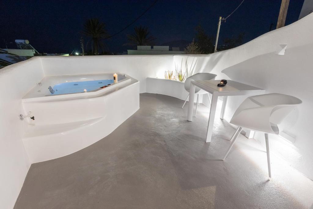 Bazén v ubytování Eternity Suites Santorini nebo v jeho okolí