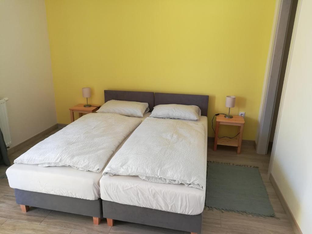 Postel nebo postele na pokoji v ubytování Zlatno 66