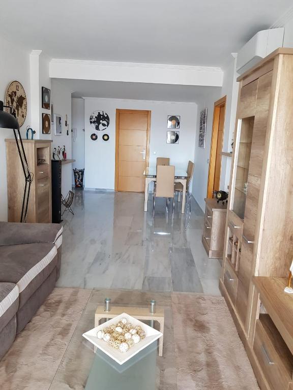 ein Wohnzimmer mit einem Sofa und einem Tisch in der Unterkunft HR PARADISE CALA DE LA VILA JOIOSA in Cala de Finestrat