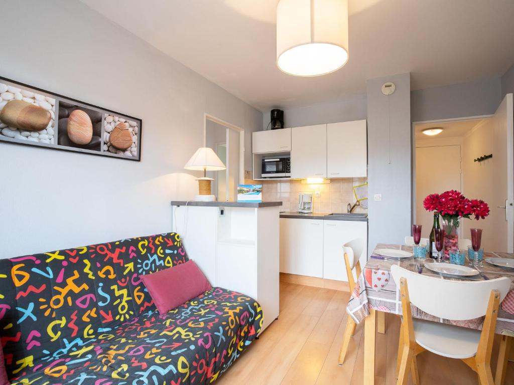 un salon et une cuisine avec un canapé et une table dans l'établissement Apartment Fleur Marine-13 by Interhome, à Cabourg