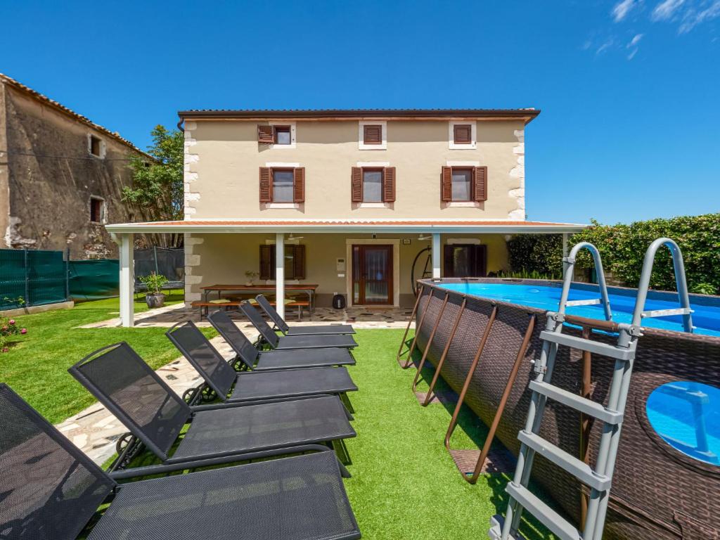 Bazén v ubytovaní Holiday Home Villa Mala Petra by Interhome alebo v jeho blízkosti