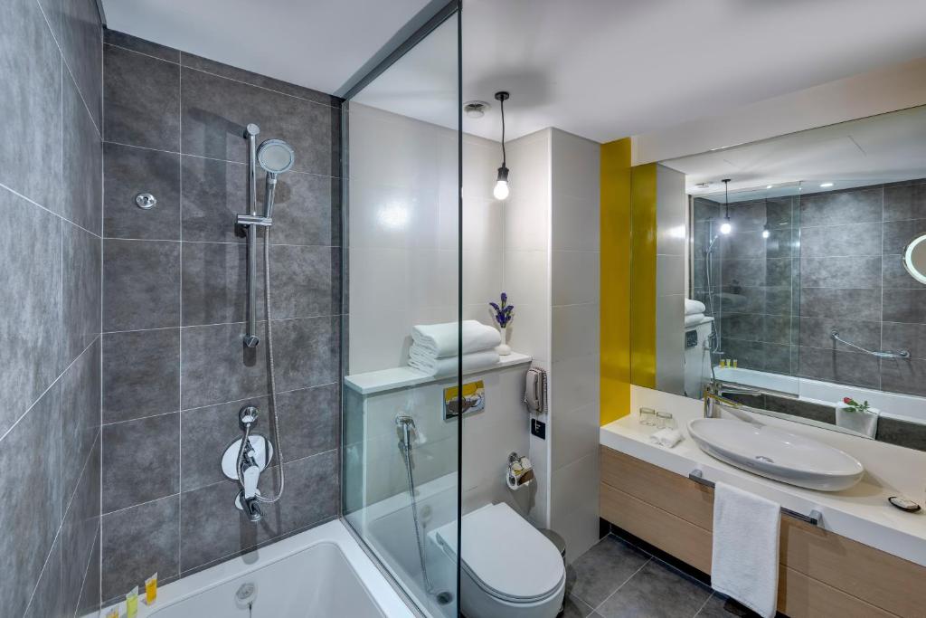 Koupelna v ubytování URBAN Al Khoory Hotel