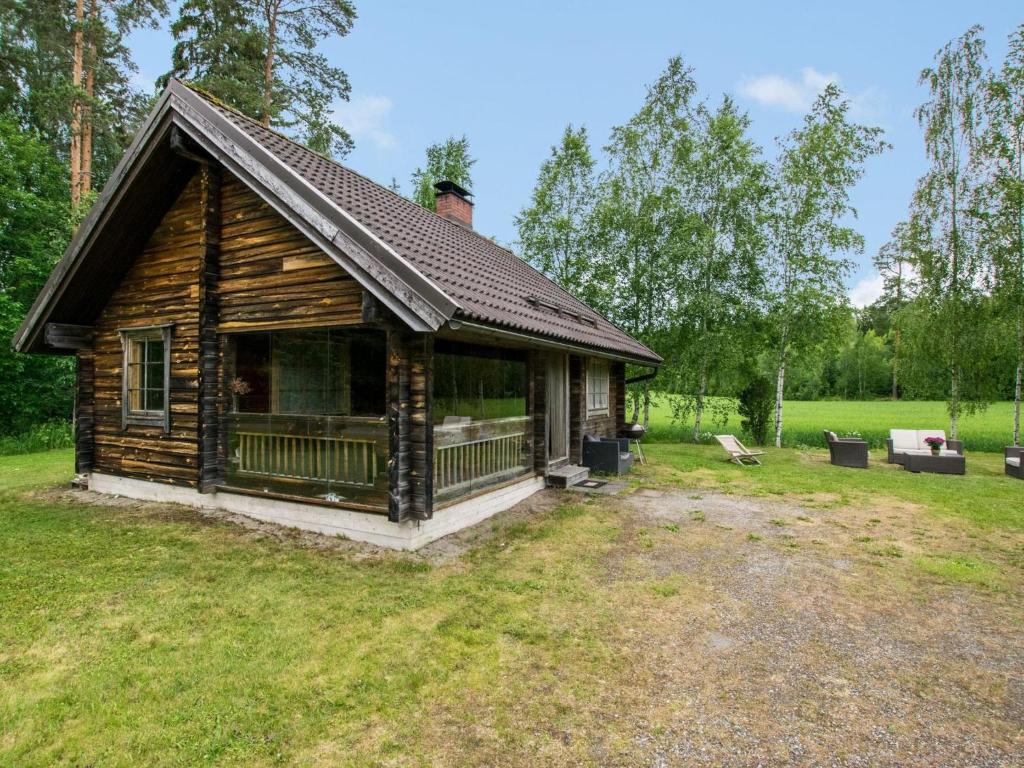 una baita di tronchi con veranda in un campo di Holiday Home Meripoika by Interhome a Heinjoki