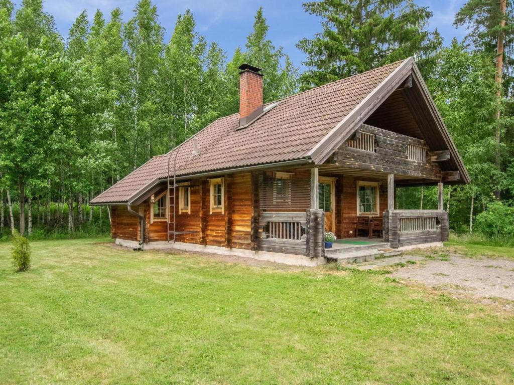 una cabaña de madera en medio de un patio en Holiday Home Meritähti by Interhome, en Heinjoki