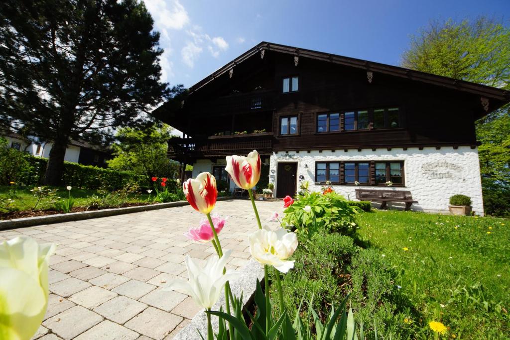 Ein Haus mit einem Haufen Blumen davor in der Unterkunft Gästehaus Funk in Bad Feilnbach