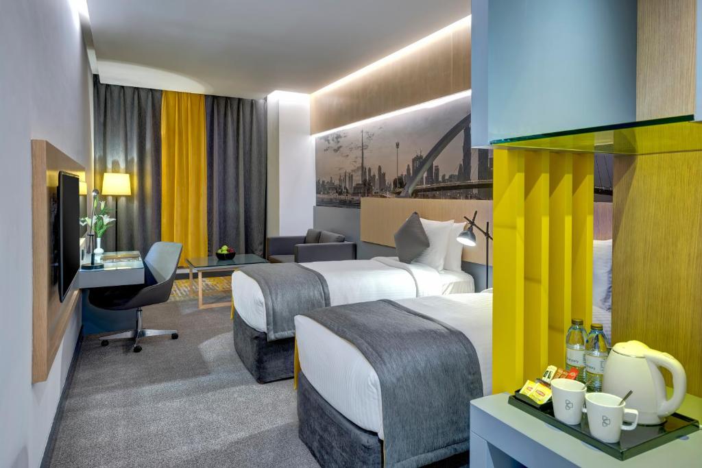Postel nebo postele na pokoji v ubytování URBAN Al Khoory Hotel