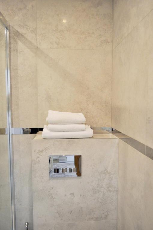prysznic z 3 ręcznikami na ladzie w łazience w obiekcie Kamienica House 9 w Wągrowcu