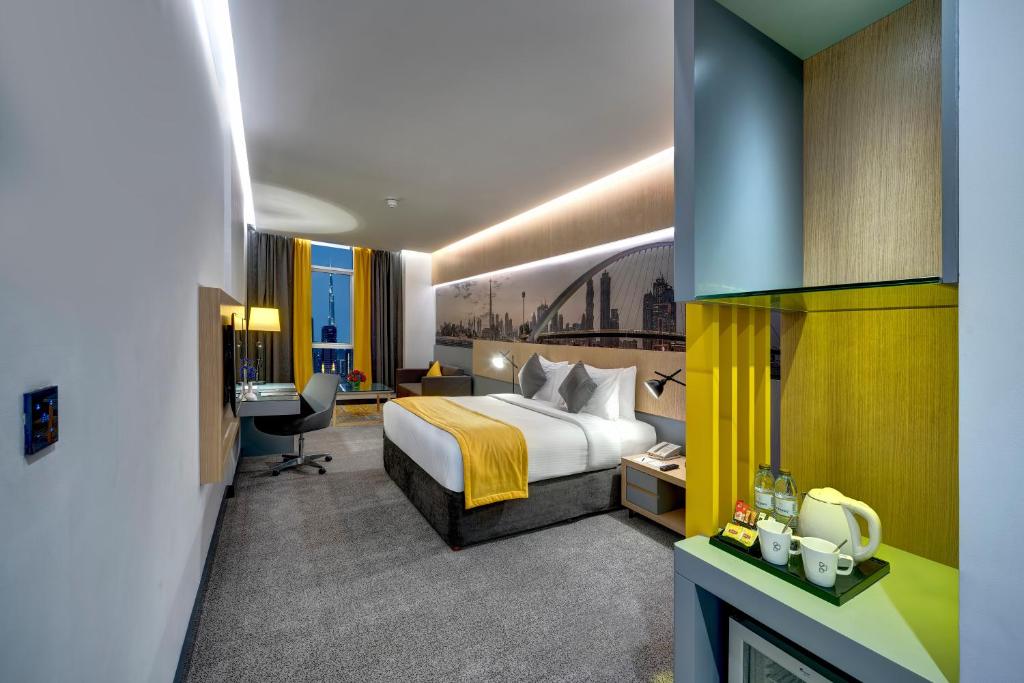 Postel nebo postele na pokoji v ubytování URBAN Al Khoory Hotel