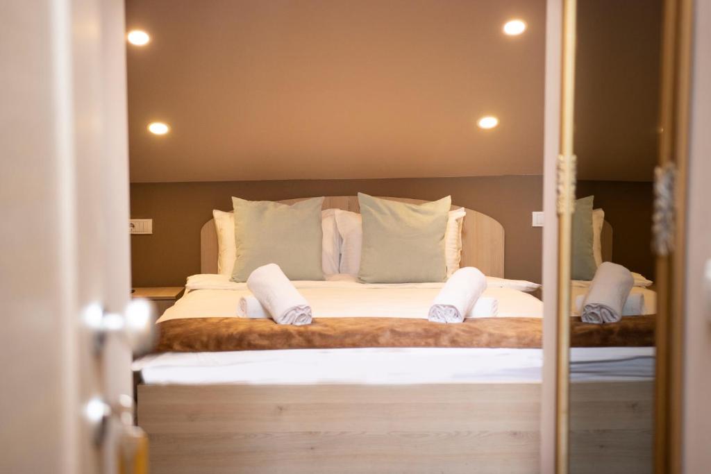 Ένα ή περισσότερα κρεβάτια σε δωμάτιο στο Skadarlija Suites