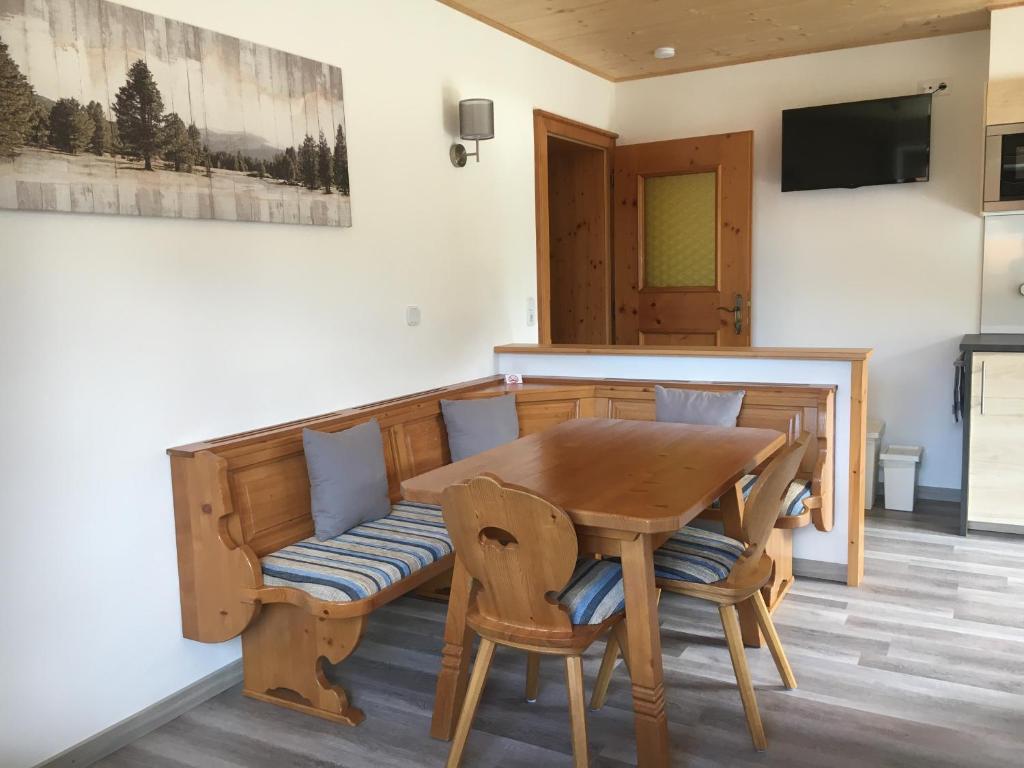 Televízia a/alebo spoločenská miestnosť v ubytovaní Landhaus Holzereck