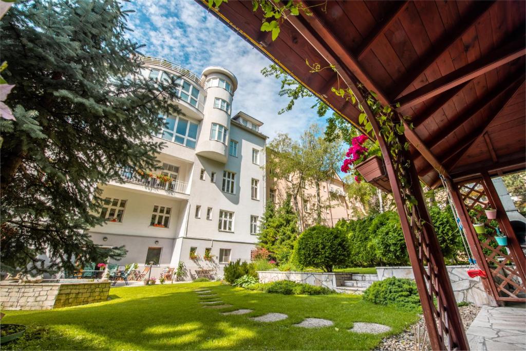 Blick auf ein Gebäude mit Hof in der Unterkunft Hotel Arcus Garden in Bratislava